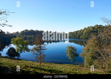 Foto eines Krater-Sees, maar im Herbst in deutschland Stockfoto