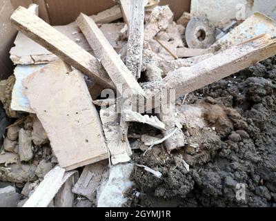 Haufen verlassene alte Baumaterialien Stockfoto