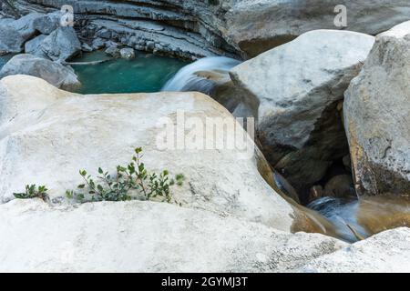 Meouge Schluchten, Fluss mit smaragdfarbenem Wasser, Naturschutzgebiet. Frankreich, Drome, Provence. Stockfoto