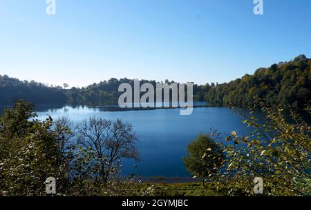 Foto eines Krater-Sees, maar im Herbst in deutschland Stockfoto