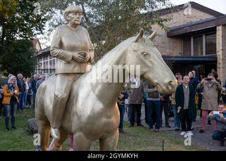 Etsdorf, Deutschland. Okt. 2021. Eine Reiterstatue der noch-Bundeskanzlerin Angela Merkel nach der Enthüllung. Die 2.70 Meter hohe lebensgroße Skulptur wurde aus Leichtbeton und mit einem entsprechenden 3D-Drucker gefertigt. Die Idee kam vom Künstler Wilhelm Koch, der seit Jahrzehnten ungewöhnliche Projekte realisiert, wie ein Luftmuseum mit Skulpturen aus aufgeblasenen Gummischläuchen. Quelle: Daniel Karmann/dpa/Alamy Live News Stockfoto