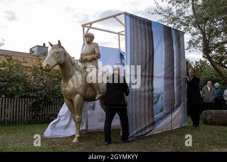 Etsdorf, Deutschland. Okt. 2021. Eine Reiterstatue der deutschen Bundeskanzlerin Angela Merkel wird enthüllt. Die 2.70 Meter hohe lebensgroße Skulptur besteht aus Leichtbeton und wird mit einem entsprechenden 3D-Drucker hergestellt. Die Idee kam vom Künstler Wilhelm Koch, der seit Jahrzehnten ungewöhnliche Projekte realisiert, wie ein Luftmuseum mit Skulpturen aus aufgeblasenen Gummischläuchen. Quelle: Daniel Karmann/dpa/Alamy Live News Stockfoto