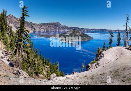 Dieser specifiic Crater Lake blau. Zauberinsel im blauen Wasser des Kratersees. Stockfoto