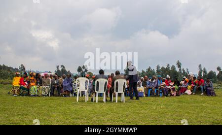 Ein Treffen von Menschen für ein wichtiges Ereignis auf dem Dorfgelände. Ruanda. Stockfoto