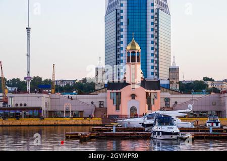 Hafen von Odessa, Ukraine bei Black Sea Abendzeit. Luxusyachten und -Schiffe dockten im Hafen an Stockfoto