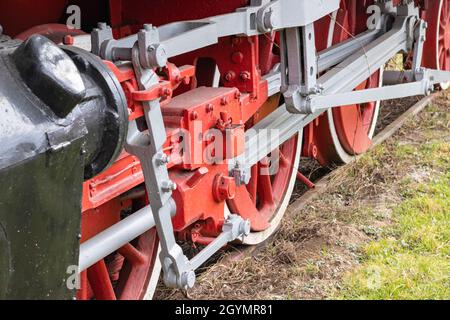 Resita, Rumänien, 14. März 2021: Die großen roten Räder einer alten Lokomotive aus dem 20. Jahrhundert werden im Lokomuseum fotografiert Stockfoto