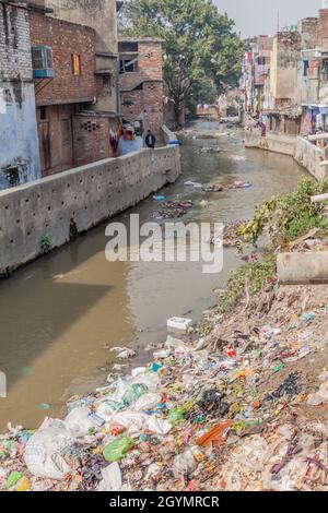 LUCKNOW, INDIEN - 3. FEBRUAR 2017: Verschmutzter Fluss in Lucknow, Bundesstaat Uttar Pradesh, Indien Stockfoto