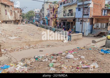 LUCKNOW, INDIEN - 3. FEBRUAR 2017: Müll auf einer Straße in Lucknow, Bundesstaat Uttar Pradesh, Indien Stockfoto