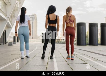 Drei schöne Fitness-Frauen in Sportbekleidung im Freien. Stockfoto