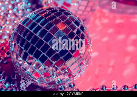 Spiegeln Sie Disco-Kugeln auf rosa Hintergrund. Party, Nachtleben Konzept Stockfoto