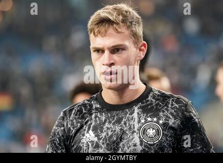 Hamburg, Deutschland. Okt. 2021. Fußball: WM-Qualifikation Europa, Deutschland - Rumänien, Gruppenphase, Gruppe J, Matchday 7 im Volksparkstadion. Deutschlands Joshua Kimmich macht sich warm. Quelle: Axel Heimken/dpa/Alamy Live News Stockfoto