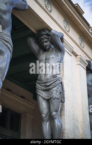 Atlant Skulptur auf dem Portikus des Winterpalastes in St. Petersburg, Russland. Atlant architektonische Skulptur Nahaufnahme, geformte Granitfigur in der Form Stockfoto