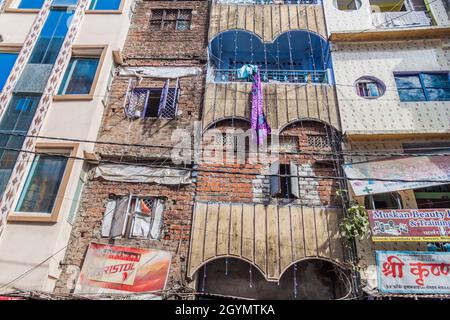 BHOPAL, INDIEN - 5. FEBRUAR 2017: Minderwertige Wohngebäude in Bhopal, Bundesstaat Madhya Pradesh, Indien Stockfoto