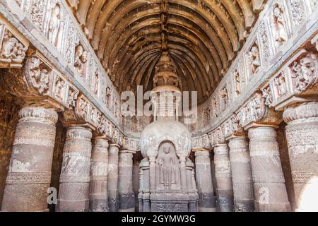 AJANTA, INDIEN - 6. FEBRUAR 2017: Das Innere des buddhistischen chaitya-Gebetshauses, Höhle 19, in einer Klippe in Ajanta, Bundesstaat Maharasthra, Indien, geschnitzt Stockfoto