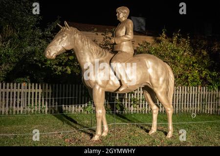 Etsdorf, Deutschland. Okt. 2021. Eine Reiterstatue der noch-Bundeskanzlerin Angela Merkel nach der Enthüllung. Die 2.70 Meter hohe lebensgroße Skulptur wurde aus Leichtbeton und mit einem entsprechenden 3D-Drucker gefertigt. Die Idee kam vom Künstler Wilhelm Koch, der seit Jahrzehnten ungewöhnliche Projekte realisiert, wie ein Luftmuseum mit Skulpturen aus aufgeblasenen Gummischläuchen. Quelle: Daniel Karmann/dpa/Alamy Live News Stockfoto