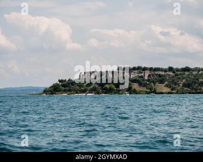 Grotten von Catullus oder Grotte di Catullo auf der Halbinsel Sirmione am Gardasee, Italien Stockfoto