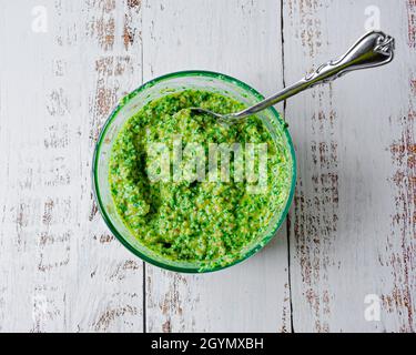 Schüssel Pesto mit Löffel Stockfoto