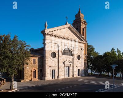 Madonna oder Santa Maria del Soccorso Kirche in Montalcino, Toskana, Italien mit Fassade und Glockenturm Stockfoto