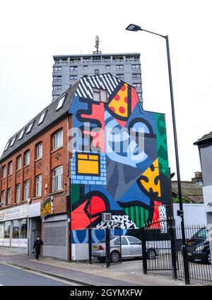 Ein markantes riesiges geometrisches Wandgemälde, das auf dem Gießende einer Reihe von Geschäften in der Innenstadt von Sheffield gemalt wurde. Stockfoto