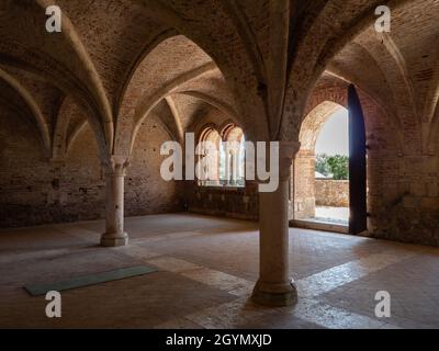 Kapitel Haus Innenraum in der Abtei von San Galgano oder Abbazia di San Galgano in der Toskana, Italien Stockfoto