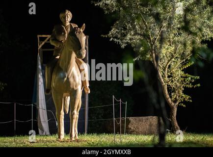 Etsdorf, Deutschland. Okt. 2021. Eine Reiterstatue der noch-Bundeskanzlerin Angela Merkel nach der Enthüllung. Die 2.70 Meter hohe lebensgroße Skulptur wurde aus Leichtbeton und mit einem entsprechenden 3D-Drucker gefertigt. Die Idee kam vom Künstler Wilhelm Koch, der seit Jahrzehnten ungewöhnliche Projekte realisiert, wie ein Luftmuseum mit Skulpturen aus aufgeblasenen Gummischläuchen. Quelle: Daniel Karmann/dpa/Alamy Live News Stockfoto