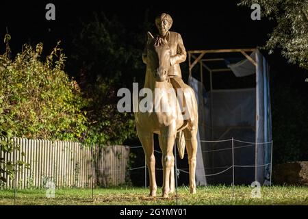 Etsdorf, Deutschland. Okt. 2021. Eine Reiterstatue der noch-Bundeskanzlerin Angela Merkel nach der Enthüllung. Die 2.70 Meter hohe lebensgroße Skulptur wurde aus Leichtbeton und mit einem entsprechenden 3D-Drucker gefertigt. Die Idee kam vom Künstler Wilhelm Koch, der seit Jahrzehnten ungewöhnliche Projekte realisiert, wie ein Luftmuseum mit Skulpturen aus aufgeblasenen Gummischläuchen. Quelle: Daniel Karmann/dpa/Alamy Live News Stockfoto