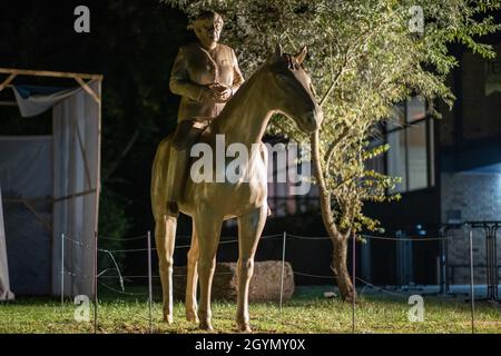 Etsdorf, Deutschland. Okt. 2021. Eine Reiterstatue der noch-Bundeskanzlerin Angela Merkel nach der Enthüllung. Die 2.70 Meter hohe lebensgroße Skulptur wurde aus Leichtbeton und mit einem entsprechenden 3D-Drucker gefertigt. Die Idee kam vom Künstler Wilhelm Koch, der seit Jahrzehnten ungewöhnliche Projekte realisiert, wie ein Luftmuseum mit Skulpturen aus aufgeblasenen Gummischläuchen. Quelle: Daniel Karmann/dpa/Alamy Live News Stockfoto