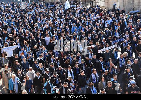 Marseille, Frankreich. Okt. 2021. Die Anhänger von Olympique de Marseille (OM) marschieren während der Beerdigung auf der Straße.die Anhänger der Olympique de Marseille (OM) zollen Bernard Tapie, dem Geschäftsmagnaten und ehemaligen Besitzer des berühmten Fußballvereins, eine letzte Ehre. Er begleitete ihn zu seiner Beerdigung vom Vieux-Port zur Kathedrale von Marseille. Bernard Tapie starb am 3. Oktober 2021 im Alter von 78 Jahren in Paris nach einem vierjährigen Kampf mit Magenkrebs. Kredit: SOPA Images Limited/Alamy Live Nachrichten Stockfoto