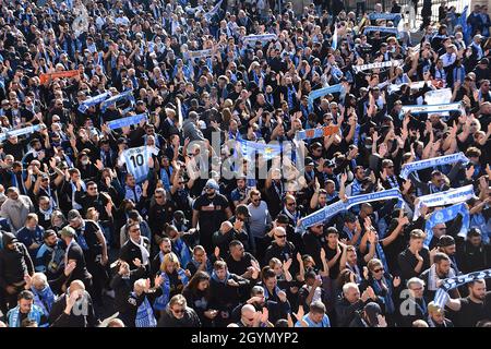 Marseille, Frankreich. Okt. 2021. Die Anhänger von Olympique de Marseille (OM) marschieren während der Beerdigung auf der Straße.die Anhänger der Olympique de Marseille (OM) zollen Bernard Tapie, dem Geschäftsmagnaten und ehemaligen Besitzer des berühmten Fußballvereins, eine letzte Ehre. Er begleitete ihn zu seiner Beerdigung vom Vieux-Port zur Kathedrale von Marseille. Bernard Tapie starb am 3. Oktober 2021 im Alter von 78 Jahren in Paris nach einem vierjährigen Kampf mit Magenkrebs. Kredit: SOPA Images Limited/Alamy Live Nachrichten Stockfoto