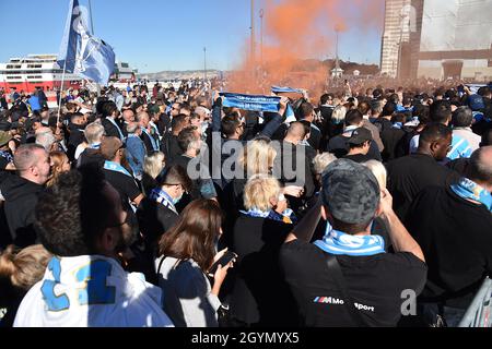 Marseille, Frankreich. Okt. 2021. Die Menschen hören der Trauerfeier für Bernard Tapie auf der Esplanade der Kathedrale des Majors zu.die Anhänger der Olympique de Marseille (OM) zollen Bernard Tapie, dem Geschäftsmagnaten und ehemaligen Besitzer des berühmten Fußballvereins, eine letzte Ehre. Er begleitete ihn zu seiner Beerdigung vom Vieux-Port zur Kathedrale von Marseille. Bernard Tapie starb am 3. Oktober 2021 im Alter von 78 Jahren in Paris nach einem vierjährigen Kampf mit Magenkrebs. Kredit: SOPA Images Limited/Alamy Live Nachrichten Stockfoto