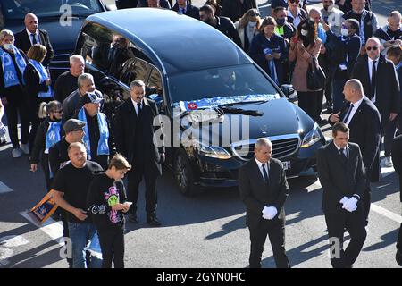 Marseille, Frankreich. Okt. 2021. Während der Beerdigung gehen die Menschen am Leichenwagen am Vieux-Port von Marseille vorbei.die Anhänger der Olympique de Marseille (OM) zollen Bernard Tapie, dem Geschäftsmagnaten und ehemaligen Besitzer des berühmten Fußballvereins, eine letzte Ehre. Er begleitete ihn zu seiner Beerdigung vom Vieux-Port zur Kathedrale von Marseille. Bernard Tapie starb am 3. Oktober 2021 im Alter von 78 Jahren in Paris nach einem vierjährigen Kampf mit Magenkrebs. (Foto von Gerard Bottino/SOPA Images/Sipa USA) Quelle: SIPA USA/Alamy Live News Stockfoto