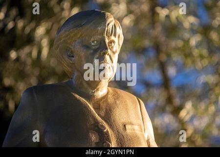 Etsdorf, Deutschland. Okt. 2021. Eine Reiterstatue der noch-Bundeskanzlerin Angela Merkel nach der Enthüllung. Die 2.70 Meter hohe lebensgroße Skulptur wurde aus Leichtbeton und mit einem entsprechenden 3D-Drucker gefertigt. Die Idee kam vom Künstler Wilhelm Koch, der seit Jahrzehnten ungewöhnliche Projekte realisiert, wie ein Luftmuseum mit Skulpturen aus aufgeblasenen Gummischläuchen. Quelle: Daniel Karmann/dpa/Alamy Live News Stockfoto