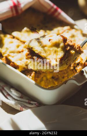 Shepherd's Pie in weißer Backform auf dem Tisch Stockfoto