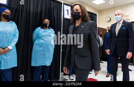 New Jersey, USA. Okt. 2021. US-Vizepräsidentin Kamala Harris (3-L) führt am Essex County Community College in Newark, New Jersey, USA, am 08. Oktober 2021 eine Impfstelle mit dem Gouverneur von New Jersey, Phil Murphy (R), durch. Quelle: Abaca Press/Alamy Live News Stockfoto