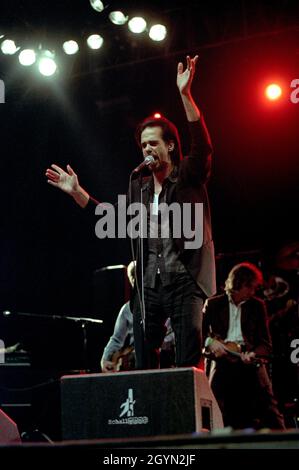 Arezzo Italien 2001-07-08: Arezzo Italien 2001-07-08: Nick Cave während des Live-Konzerts beim Arezzo Wave Festival Stockfoto