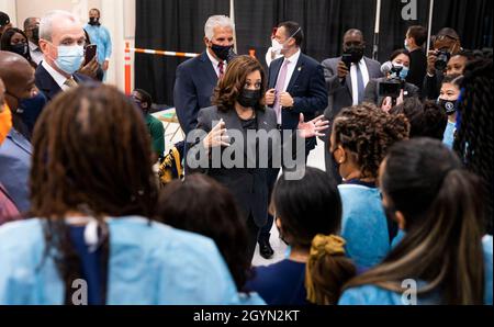 Newark, Usa. Okt. 2021. Die US-Vizepräsidentin Kamala Harris (C) spricht mit Mitarbeitern des Gesundheitswesens, während sie eine Impfstelle mit dem Gouverneur von New Jersey, Phil Murphy (L) und Joseph N. DiVincenzo, Jr. (L), Essex County Executive (2-L), am Essex County Community College in Newark, New Jersey, USA, besuchte, 08. Oktober 2021. (Foto von Pool/Sipa USA) Quelle: SIPA USA/Alamy Live News Stockfoto