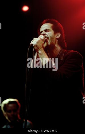 Arezzo Italien 2001-07-08: Arezzo Italien 2001-07-08: Nick Cave während des Live-Konzerts beim Arezzo Wave Festival Stockfoto