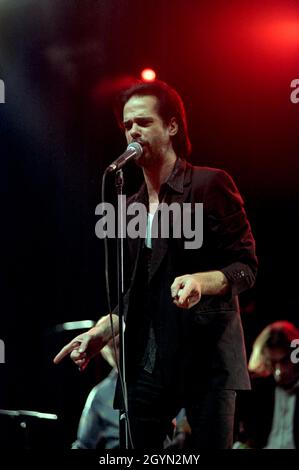 Arezzo Italien 2001-07-08: Arezzo Italien 2001-07-08: Nick Cave während des Live-Konzerts beim Arezzo Wave Festival Stockfoto