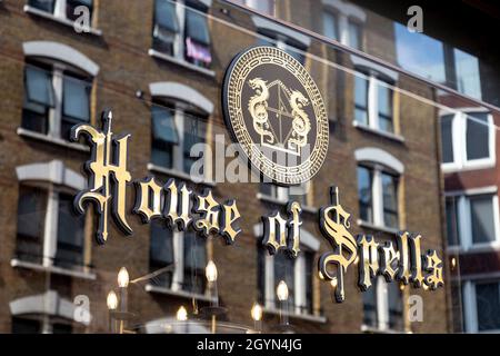 Harry Potter und Fantasy-Geschäft House of Spells, Charing Cross Road, London, Großbritannien Stockfoto