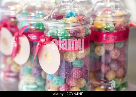 Gläser mit harten Süßigkeiten im SugarSin Sweet Shop in Covent Garden, London, Großbritannien Stockfoto