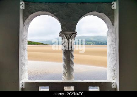 Fenster mit Blick auf das Meer in der mediterranen Stadt Portmeirion, Snowdonia National Park, Wales, Großbritannien Stockfoto