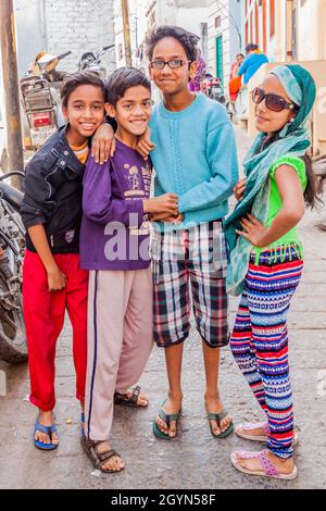 UDAIPUR, INDIEN - 11. FEBRUAR 2017: Lokale Kinder auf einer Straße in Udaipur, Rajasthan Staat, Indien Stockfoto