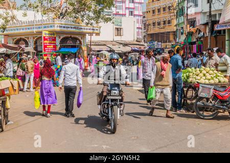 UDAIPUR, INDIEN - 14. FEBRUAR 2017: Straßenverkehr in Udaipur, Rajasthan Staat, Indien Stockfoto