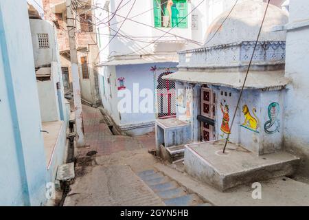 UDAIPUR, INDIEN - 14. FEBRUAR 2017: Schmale Gasse mit Wandmalereien in Udaipur, Rajasthan Staat, Indien Stockfoto