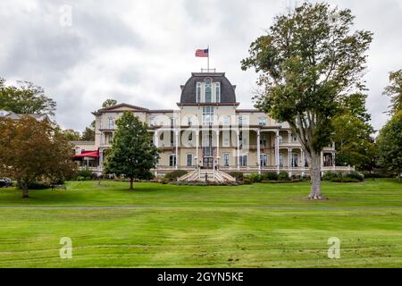 Chautauqua, New York - das Athenaeum Hotel an der Chautauqua Institution, am Ufer des Chautauqua Sees. Stockfoto