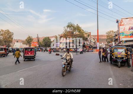 CHITTORGARH, INDIEN - 15. FEBRUAR 2017: Straßenverkehr in Chittorgarh, Rajasthan, Indien Stockfoto