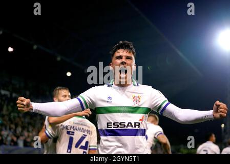 Josh Hawkes von Tranmere Rovers feiert, nachdem er im zweiten Spiel der Sky Bet League im Prenton Park, Tranmere, das erste Tor des Spiels seiner Seite erzielt hat. Bilddatum: Freitag, 8. Oktober 2021. Stockfoto