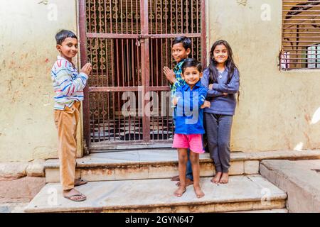 VRINDAVAN, INDIEN - 18. FEBRUAR 2017: Lokale Kinder in Vrindavan, Bundesstaat Uttar Pradesh, Indien Stockfoto