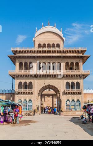 VRINDAVAN, INDIEN - 18. FEBRUAR 2017: Tor zum Rangaji-Tempel in Vrindavan, Bundesstaat Uttar Pradesh, Indien Stockfoto