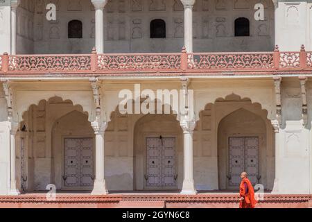 AGRA, INDIEN - 20. FEBRUAR 2017: Mönchsspaziergänge im Anguri Bagh Hof im Agra Fort, Bundesstaat Uttar Pradesh, Indien Stockfoto